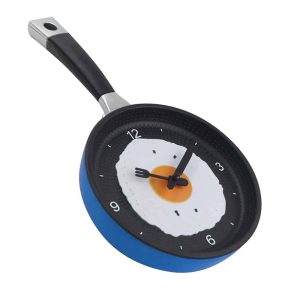 Horloge murale de cuisine, en forme de casserole avec oeuf sur le plat
